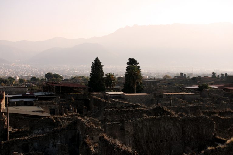 Blick über die Häuserruinen Pompejis