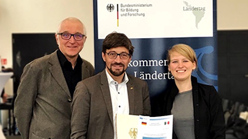 Nach der Preisverleihung mit der Urkunde des BMBF: das Kölner Team des REC²SLP-Projekts